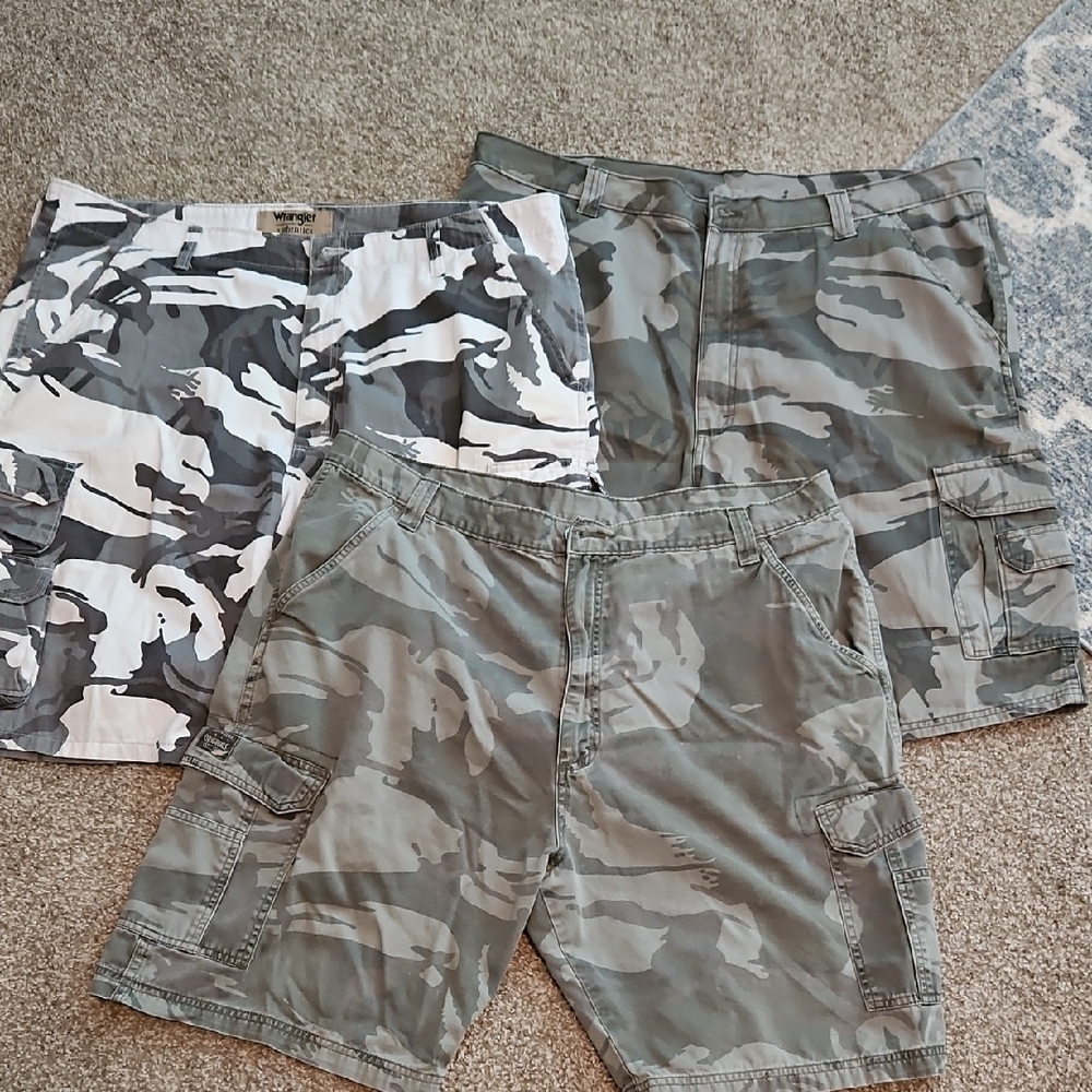 Wrangler Gray and White Cargo Shorts Durable Outdoor Style